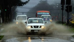 Cuáles son las multas para conductores que salpiquen agua a peatones