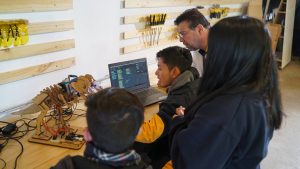 Modelo Pionero: Innovador enfoque educativo demuestra que es posible mejorar la educación poniendo al estudiante en el centro
