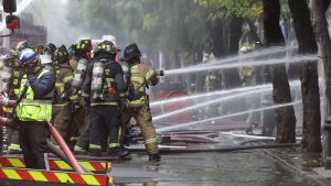 VIDEOS - Enorme incendio obligó a evacuar varios locales en el Barrio Brasil