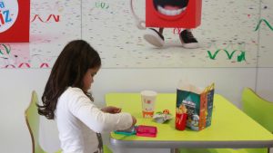 Sernac oficia a McDonald's por no permitir que niña acceda a espacio para personas TEA