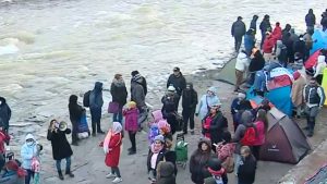 Qué exigen los pobladores que instalaron campamento en la rivera del río Mapocho