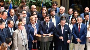 Recriminaciones, exigencias y llamados por la prensa: la trastienda de la semana en que la negociación entre Chile Vamos y Republicanos casi se quebró