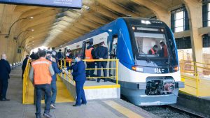 Llevaba 250 pasajeros: Tren Santiago-Temuco se descarriló en su viaje inaugural