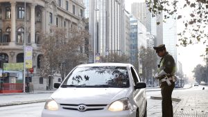 Se mantiene restricción vehicular a pesar de las lluvias: estos autos no pueden circular hoy en Santiago