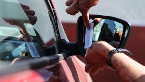 Ahora sí: revisa el plazo final para grabar la patente en los vidrios de tu vehículo