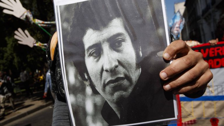 Tras casi tres años prófugo: cae el último condenado por el homicidio de Víctor Jara