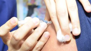 Tras muertes en el Ñuble: cuáles son los grupos prioritarios para vacunarse contra la influenza