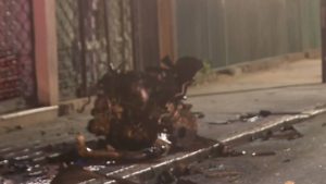 Providencia: violento choque dejó motor de un auto en la vereda