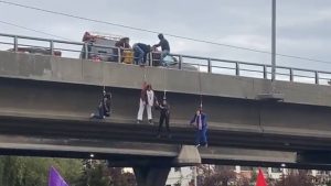 VIDEO - El rescate de la mujer que se desmayó tras colgarse con un arnés en Peñalolén