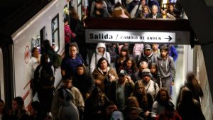 VIDEO - Llegada de Daniel Jadue al Centro de Justicia generó caos en estación Rondizzoni del Metro