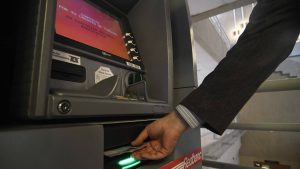 Así es la nueva estafa que se está cometiendo en los cajeros automáticos
