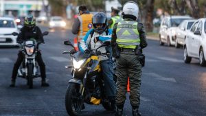 Si llueve, ¿se mantiene la restricción vehicular?
