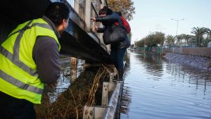 Ante llegada de lluvias: las comunas de la Región Metropolitana que suspendieron las clases