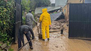 Sernac recuerda derechos de las personas ante fallas de construcción en viviendas tras sistema frontal