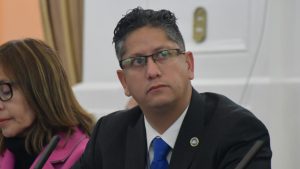 VIDEO - Ex constituyente republicano escapó de linchamiento tras ser acusado de abuso sexual en colegio