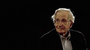 Tras reportarse su supuesta muerte: Noam Chomsky es dado de alta de hospital en Brasil