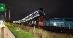 VIDEOS - Tren de pasajeros choca con convoy de carga en San Bernardo y deja dos fallecidos