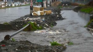 VIDEO - Maipú: aparecen nuevos refrigeradores en el canal Santa Marta en medio de la lluvia