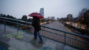 ¿A qué hora dejará de llover en Santiago?