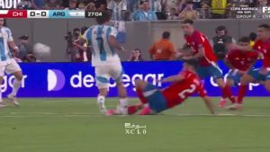VIDEO - ¿Dónde está el VAR? La asquerosa falta de Rodrigo de Paul que quedó sin sanción