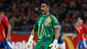 Claudio Bravo afuera: capitán de Chile no podrá estar en trascendental choque ante Canadá