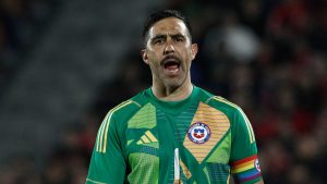 Claudio Bravo lidera los dardos de Chile contra Roldán: 