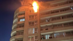 FOTOS - Incendio en piso 16 obligó a evacuar edificio en Santiago Centro