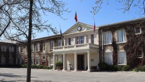 Multa al Grange School por conducta discriminatoria: pedían carta de presentación