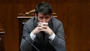 Invalidado por la oposición y baja adhesión a subsidio eléctrico: la hora más dura de Diego Pardow de cara al alza de cuentas de la luz
