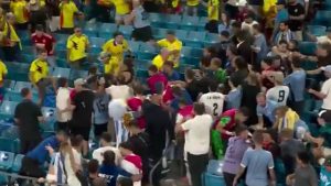 VIDEO - Bochorno tras caída uruguaya: Darwin Núñez se pelea con hinchas en plena tribuna