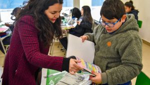 Después de cinco meses de atraso: Junaeb comenzó la entrega de útiles escolares