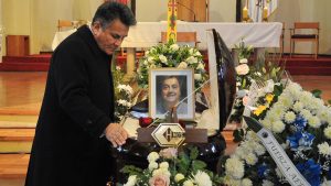 FOTOS - Humoristas y ex carabinero Claudio Crespo acudieron al velorio de Claudio Reyes