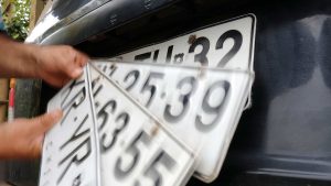Comenzó a regir nueva norma: la multa por tapar con luces las patentes de los automóviles