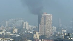 VIDEOS - Bomberos controló incendio de departamento en el centro de Santiago: no hubo víctimas fatales