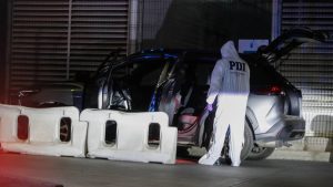 Conductor de aplicación fue baleado en la cabeza en medio de robo en Santiago: logró llegar a la ex Posta Central