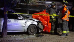 Choque de auto contra un muro dejó un muerto y una persona en riesgo vital en Quilicura