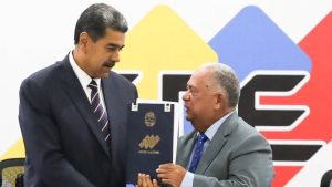 Encuesta Black&White: 93% apoya que Boric no reconozca el resultado de la elección en Venezuela