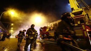 Investigan origen del incendio en que murieron dos hermanos en Lanco: otros dos quedaron graves