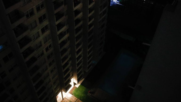 Cuántos hogares se mantienen sin luz en la Región Metropolitana tras vencer el plazo del Gobierno a Enel