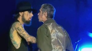 VIDEO - Perry Farrell agredió a Dave Navarro en un concierto en Estados Unidos