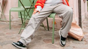 Un imprescindible: pantalones cargo en la moda urbana