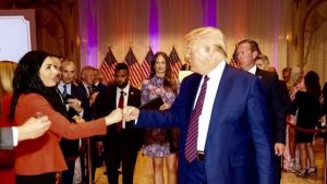 Quién es Laura Loomer y por qué acompaña a Donald Trump en su campaña presidencial