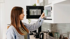 ¿Horno eléctrico o microondas? te ayudamos a elegir el próximo aliado de tu cocina