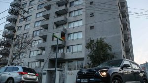 Niña de 4 años muere tras caer de piso 27 en edificio en Estación Central