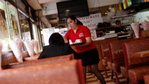Diputados buscan restringir el pago de propina solo a los comercios con garzones
