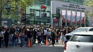 VIDEOS  - Destrozos, desmayos y estaciones de Metro suspendidas: caos en Las Condes por entrega de tulipanes