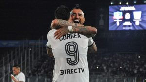 VIDEO - De atrás pica el indio: Colo Colo vence con dramatismo a la UC y mete presión a la U