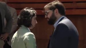 VIDEO - El fuerte altercado del presidente Boric con su jefa de prensa en medio de conferencia