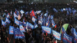 Acusaciones cruzadas, cuecazos y la reaparición de Cecilia Morel: así fueron los cierres de campaña del FA y Chile Vamos