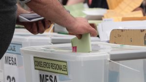 Alta participación, vocales nuevos y largas filas al sol: así fue el primer día de las Elecciones 2024